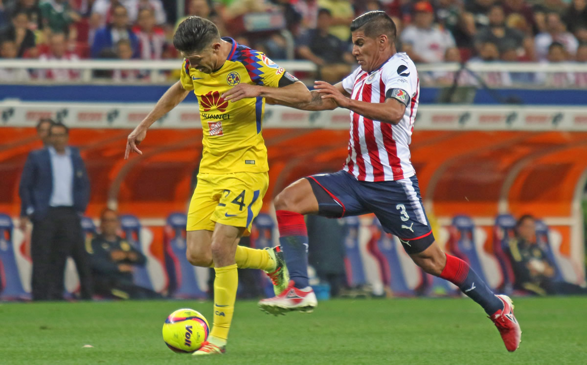 Salcido y Oribe disputando un Clásico en el Clausura 2018. Foto: Mexsport