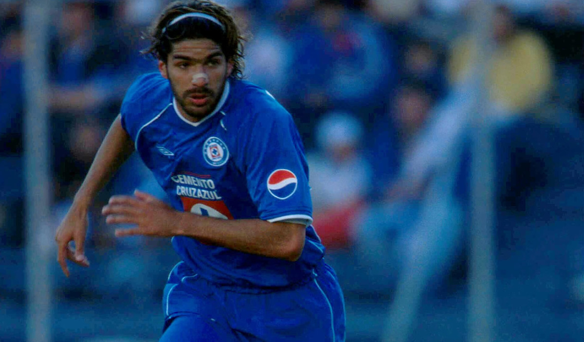 Entre los 17 millones de equipos para los que jugó, el Loco Abreu estuvo en La Noria del 2002 al 2003.