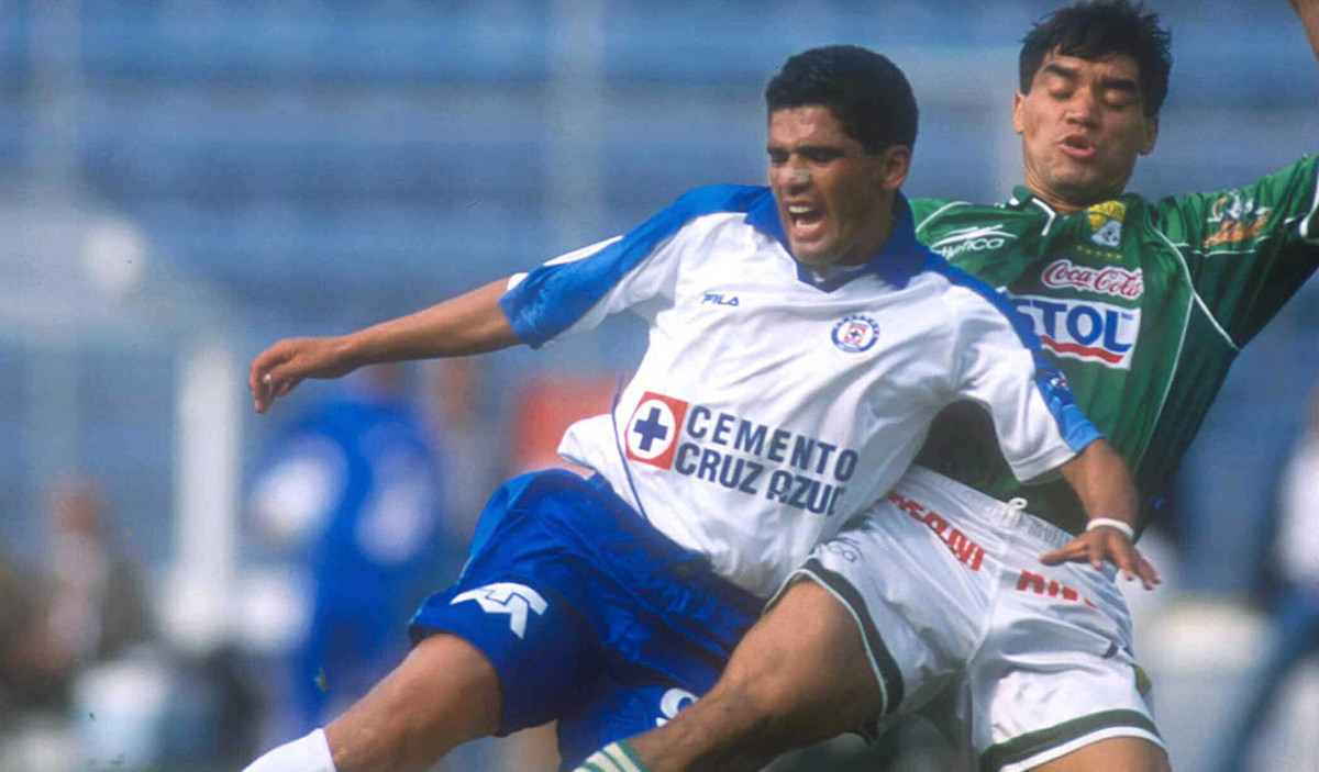 En el año 2000, Pineda jugó tan solo nueve partidos con los Cementeros.