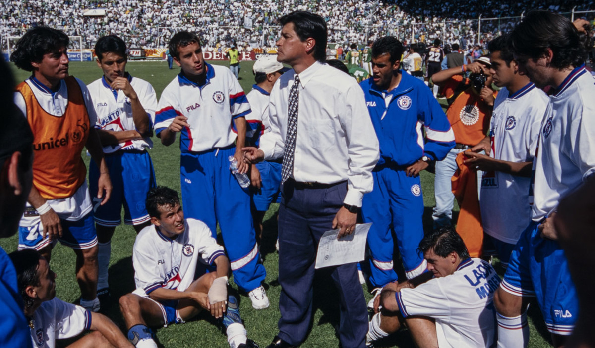 El último entrenador que hizo Campeón a Cruz Azul fue el Flaco Tena en 1997.