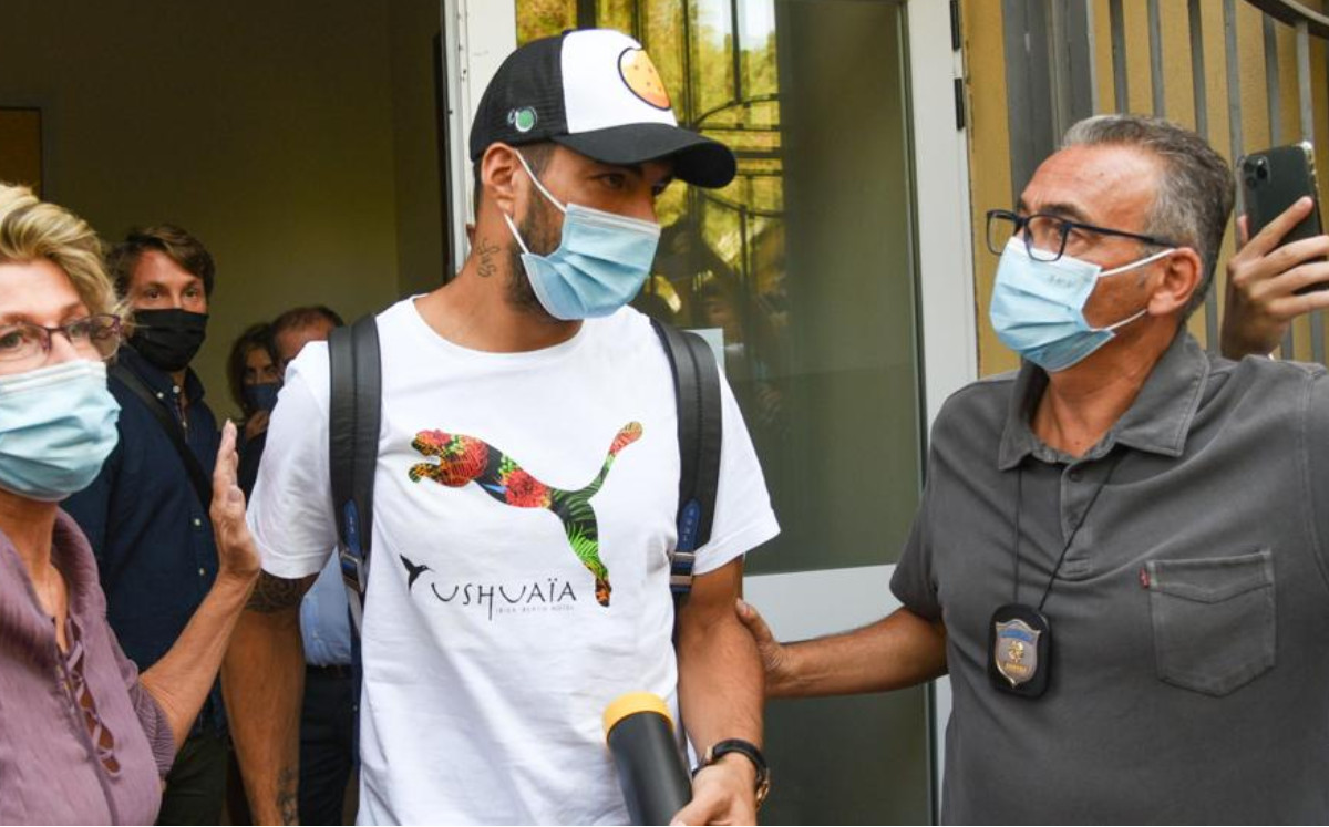 Luis Suárez en su viaje a Perugia, donde habría hecho el examen de certificación italiana (FOTO: EFE)