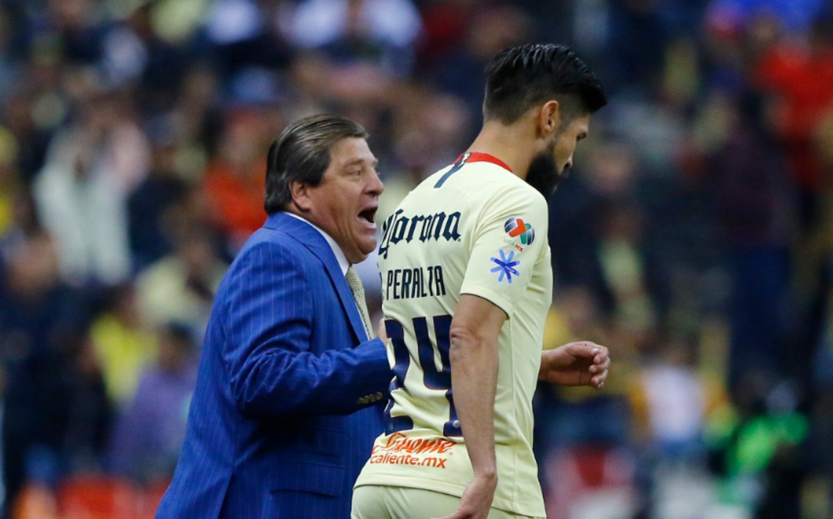 Miguel Herrera junto a Oribe Peralta, cuando el Cepillo jugaba en América. Foto: Imago7