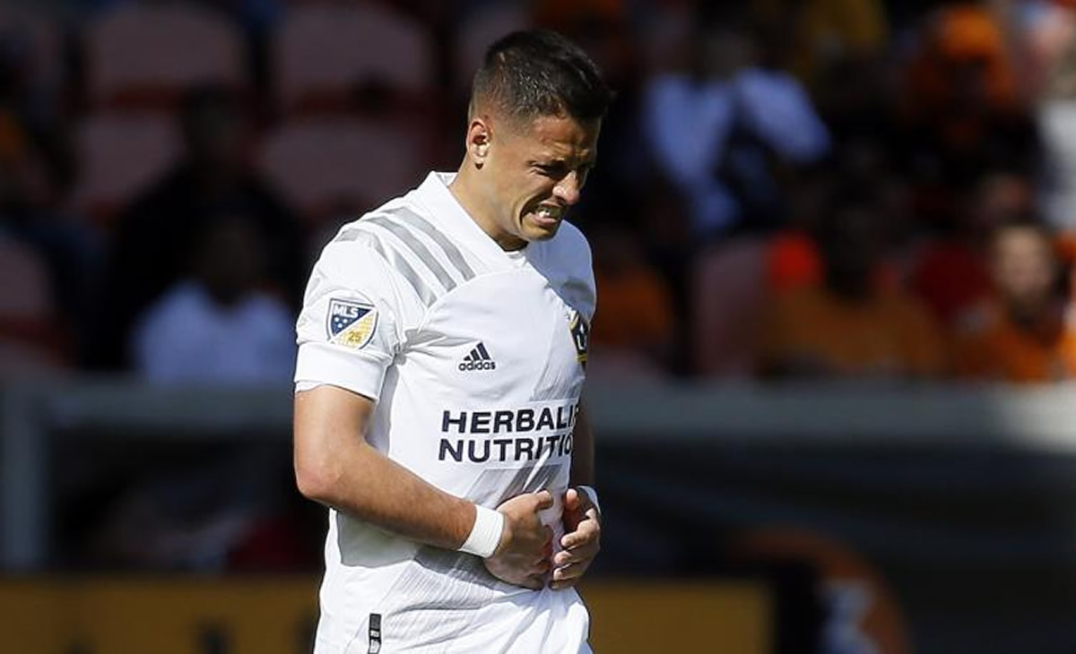 'Chicharito es basura'; Fans del Galaxy estallan contra el mexicano (FOTO: AFP)