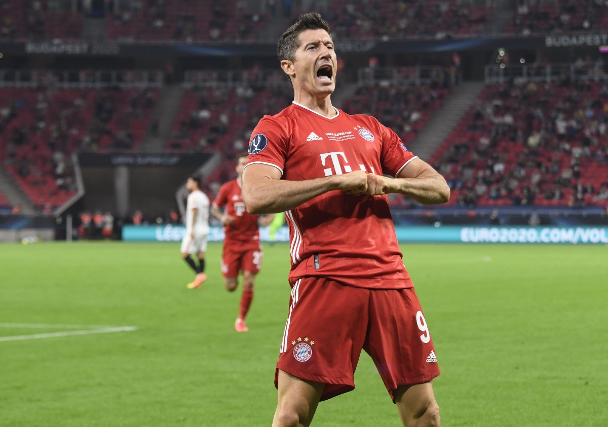 Lewandowski ya había festejado el tanto que le fue anulado a la postre. FOTO: AFP.