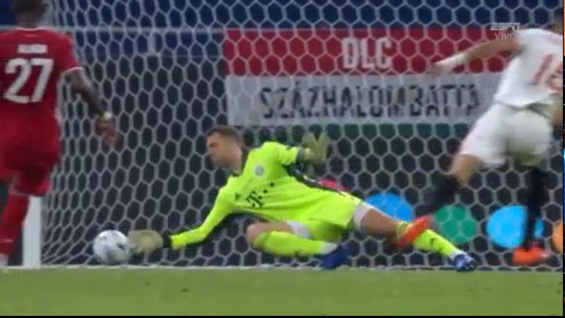 Neuer hizo una atajada de otro planeta en el Bayern ante Sevilla