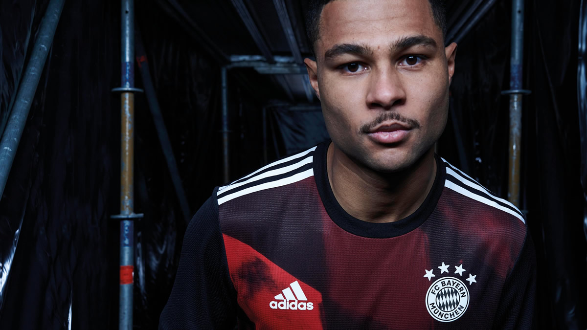 Serge Gnabry fue la imagen del nuevo uniforme del Bayern Munich (FOTO: ADIDAS)
