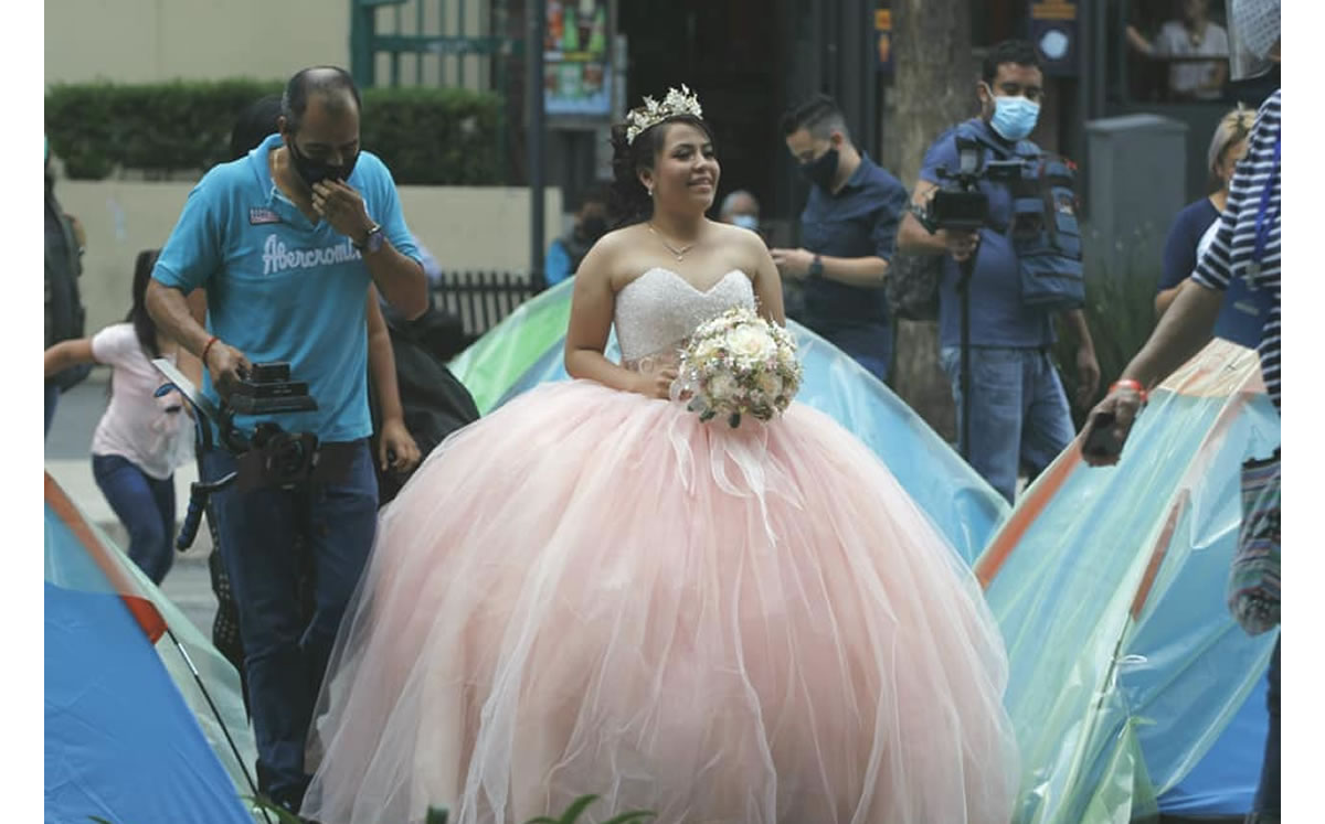 La Alameda Central sería el lugar para una sesión de fotos con su vestido, pero antes se topó con una manifestación. (Víctor Manuel de la Cruz)