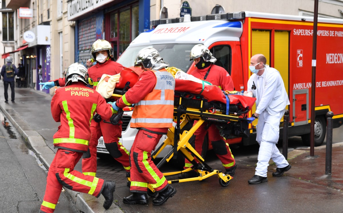 Les heridos cerca de la antigua sede de la revista Charlie Hebdo fueron trasladados al hospital. Foto: AFP