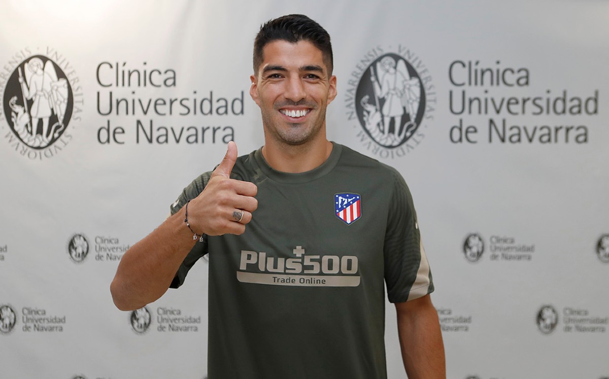 Luis Suárez ya muestra el escudo del Atlético de Madrid. Foto: @Atleti