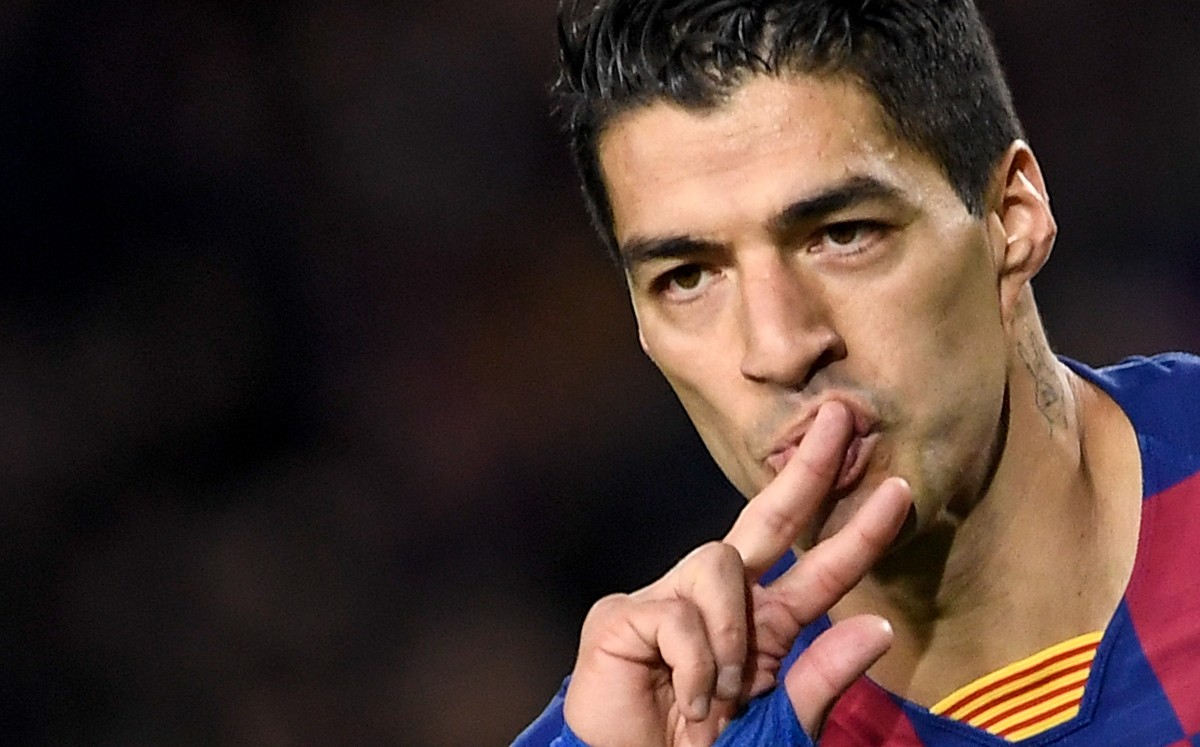 Suárez le correspondió las flores a su amigo Messi. Foto: AFP