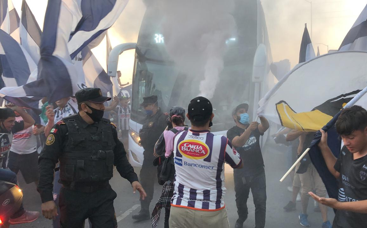 Aficionados de Rayados se olvidaron del covid-19 y acudieron a la llegada del Monterrey. (Foto: Jorge Rosales)