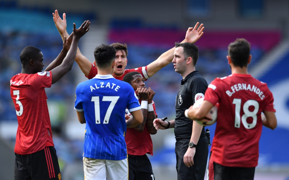 El árbitro se apoyó en el VAR para marcar el penalti que le dio el triunfo al Manchester United. Foto: AFP