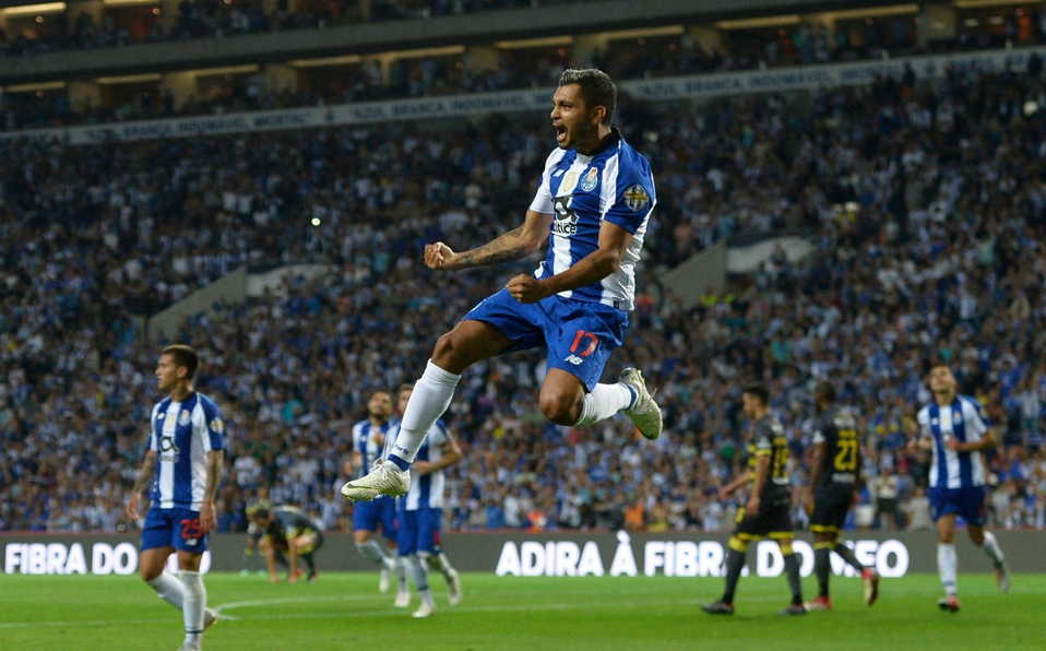 Corona logró otro gol, ahora en el partido contra Boavista. Foto: AFP