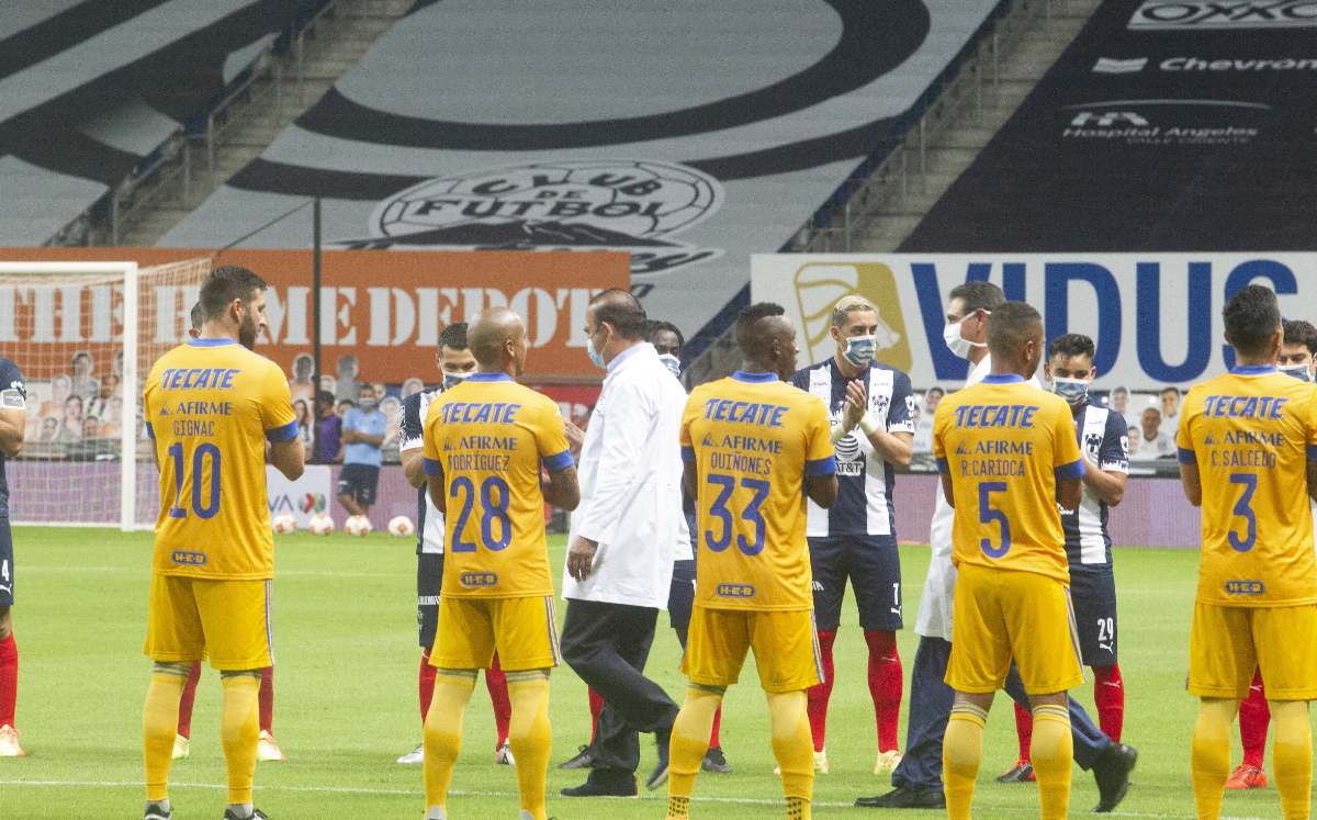 Jugadores de Tigres y Rayados aplaudieron al personal de salud de Nuevo León. (FOTO: Mexsport)