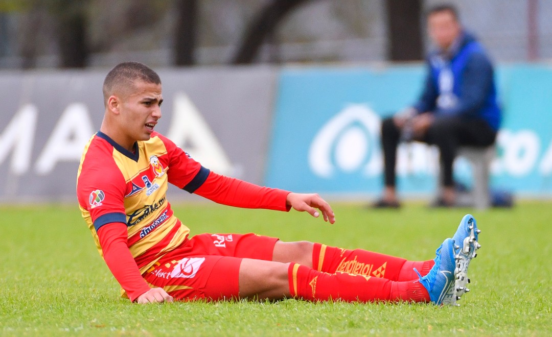 El lateral mexicano quiso conducir de más una pelota y se la robaron. Foto: Mexsport