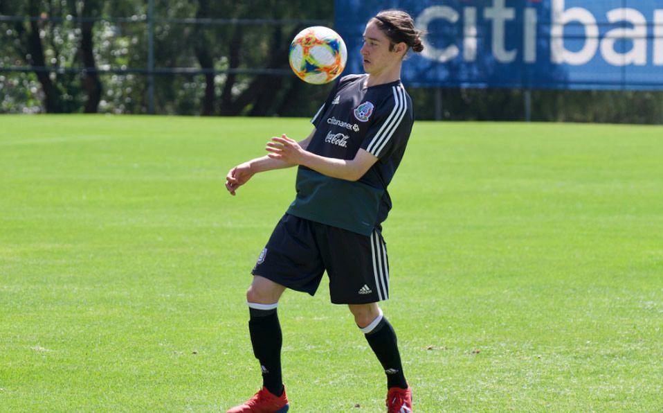 Marcelo Flores hizo doblete con el Arsenal Sub-18 en el torneo de Premier League. Foto: @miselecciónmx
