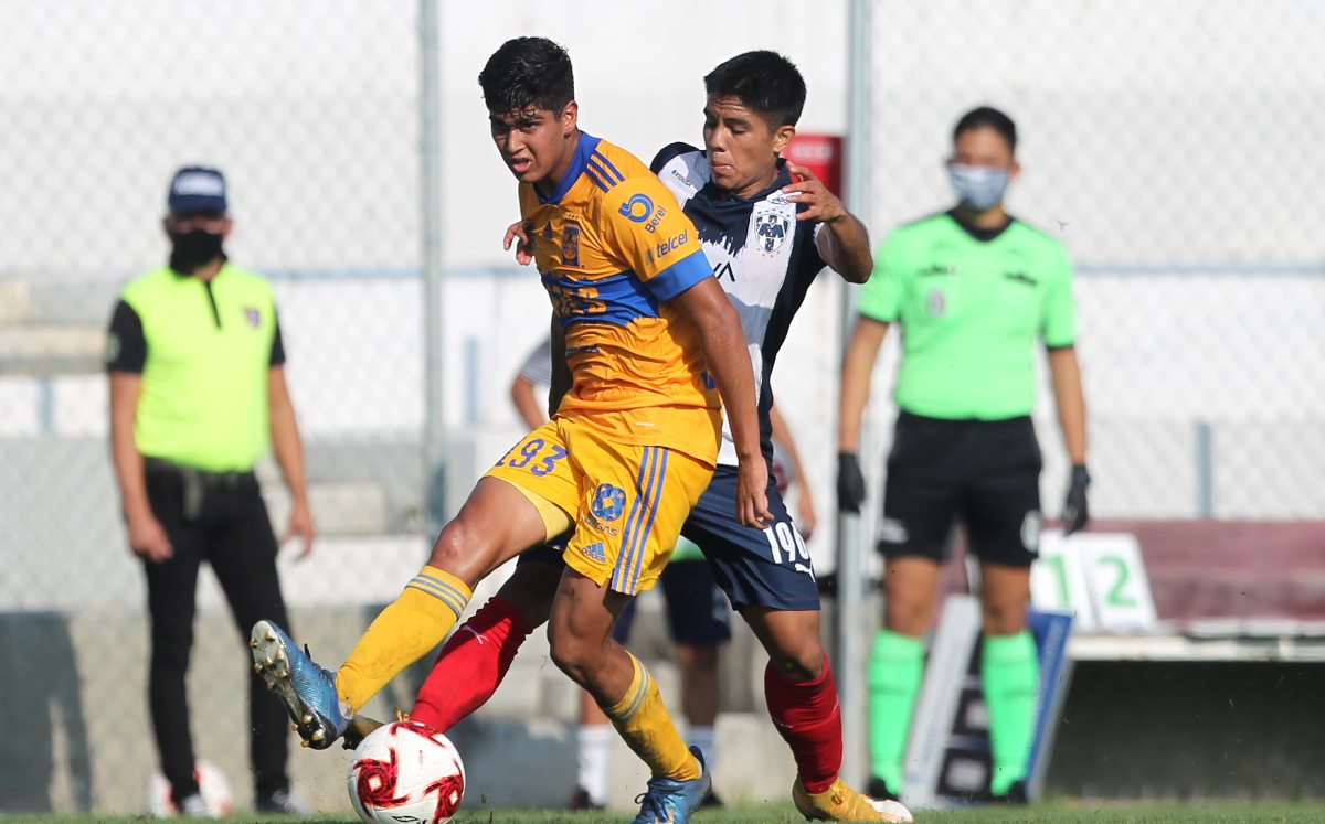 Víctor Renovato y Ángel Zapata durante el Clásico Regio Sub-20 (FOTO: Imago7)