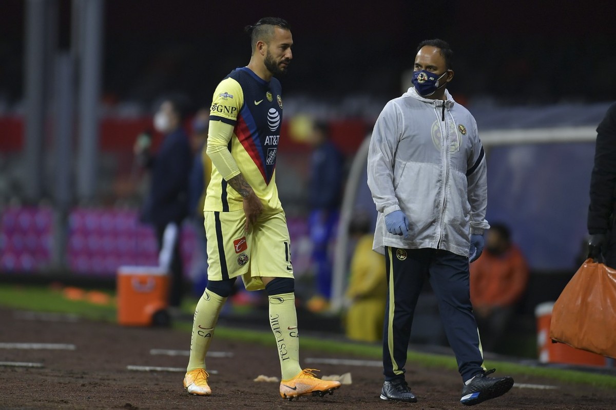 Aguilera no pudo continuar después de una jugada en la que se lastimó. Foto: Mexsport