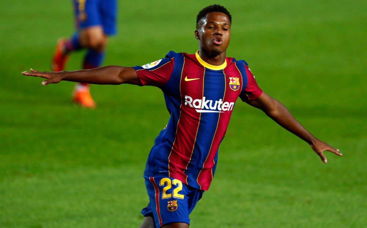 Ansu Fati hizo los primeros dos goles del conjunto catalán en el debut de LaLiga. (FOTO: AP)