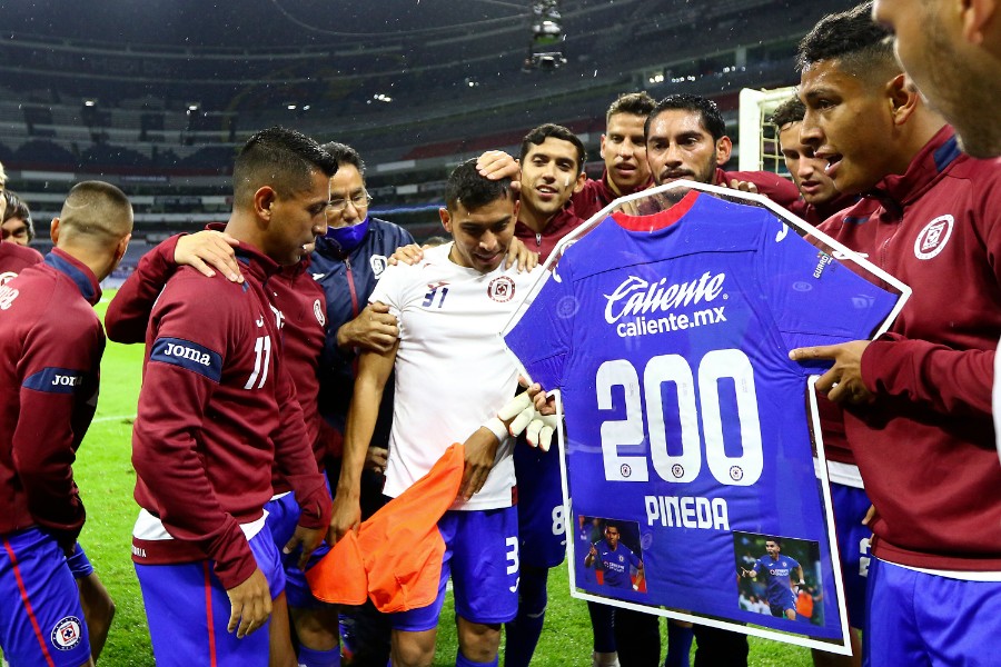 Orbelín Pineda fue reconocido previo al partido por sus 200 partidos en Primera División. FOTO: Imago7.
