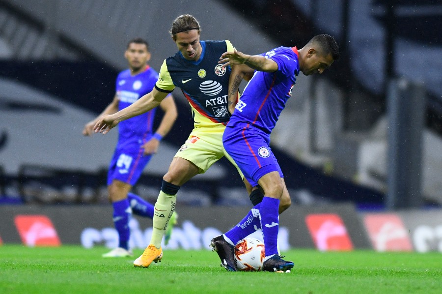 Sebastián Córdova presiona para intentar recuperar el balón. FOTO: Imago7.
