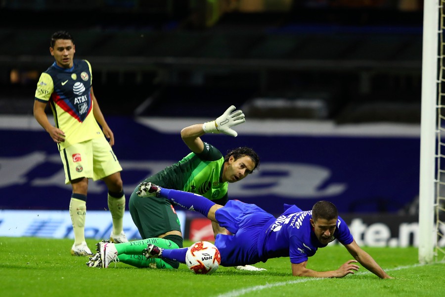 Jiménez chocó a Rivero y se pedía penalti en la jugada, pero no se marcó. FOTO: Imago7.
