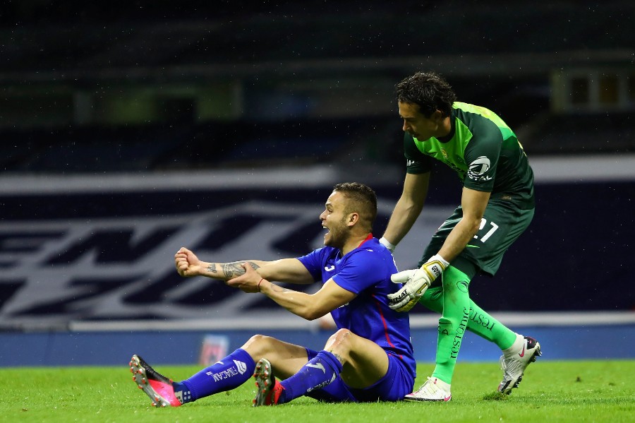 Jonathan rodríguez alegaba un jalón dentro del área azulcrema. FOTO: Imago7.