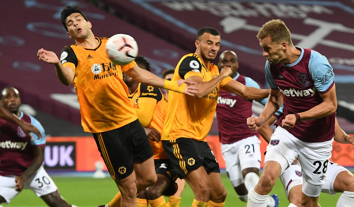 Raúl Jiménez desvió el balón del 3-0 y la Premier League le acreditó el autogol. (AFP)