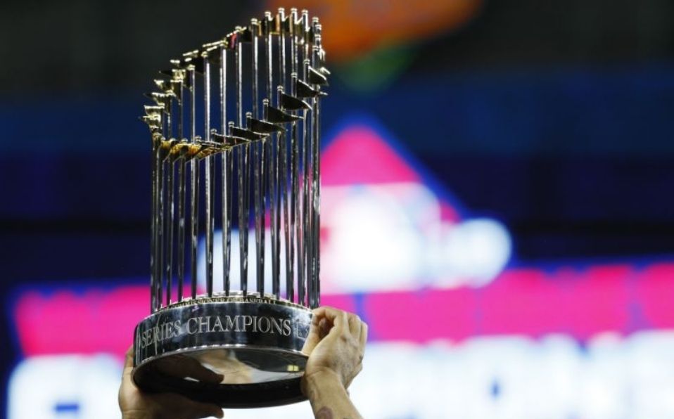 El trofeo del comisionado se entrega al campeón de la Serie Mundial. (Foto: AP)