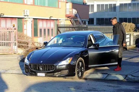 Paul Pogba con su Maserati con motor V8 de 219 mil 800 dólares.