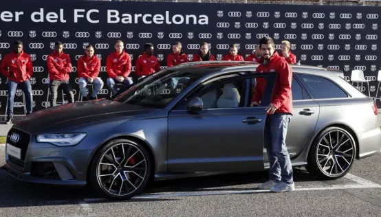 El ahora ex del Barcelona, Luis Suárez presume un Lamborghini Murciélago SV, Audi A8, BMW X5 y una Range Rover Sport.