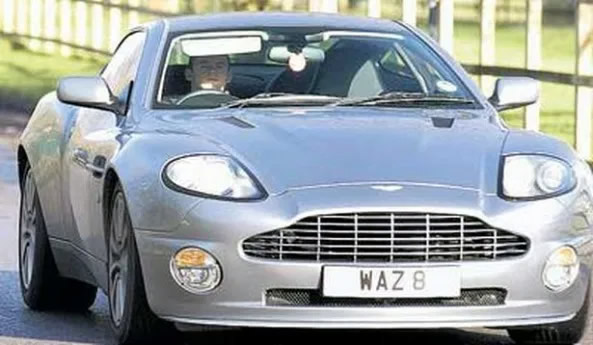 El Chico Malo de Inglaterra, Wayne Rooney, a bordo de un Aston Martin Vanquish que le costó alrededor de 210 mil dólares.
