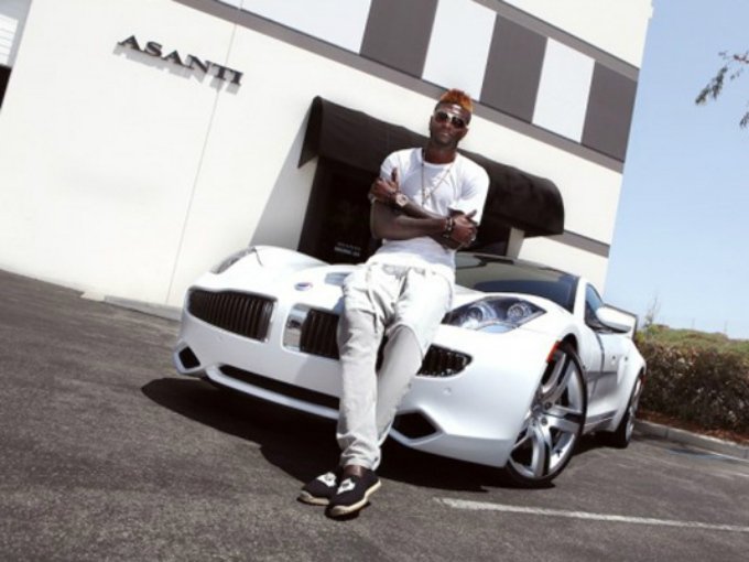 ¿Habías escuchado hablar del Fisker Karma? Ese es el exclusivo coche de Emmanuel Adebayor.
