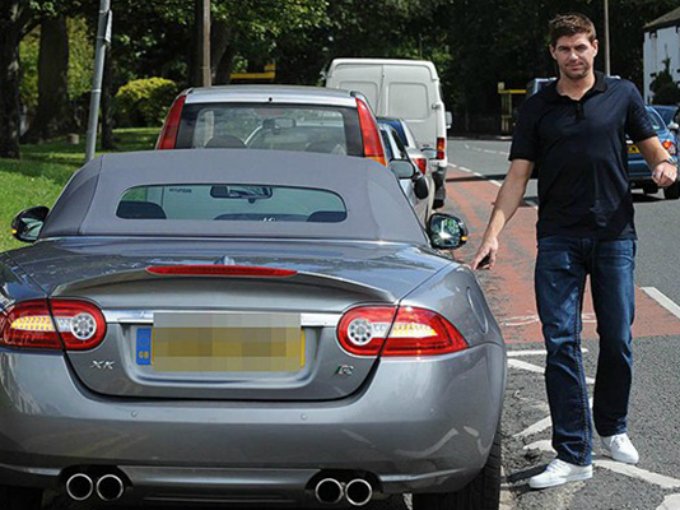 Nunca caminará solo... Ni andará en camión. Steven Gerrard tiene entre sus vehículos un Jaguar XKR.