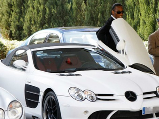 El mejor futbolista en la historia de Costa de Marfil, Didier Drogba, con un Mercedes Benz SLR McLaren Roadster.
