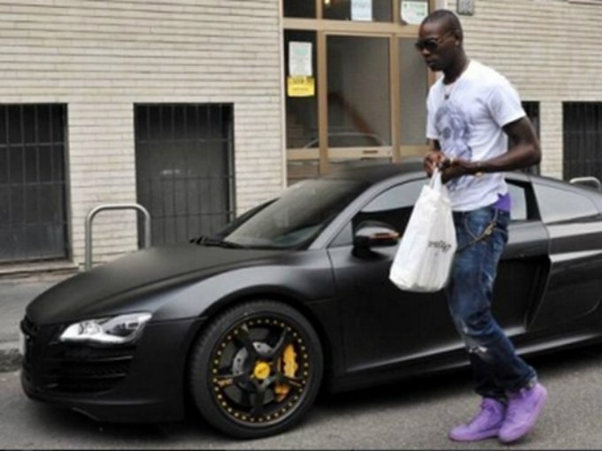 Mario Balotelli siempre es extravagante, pero en los coches mandó hacer totalmente negro su Audi R8.