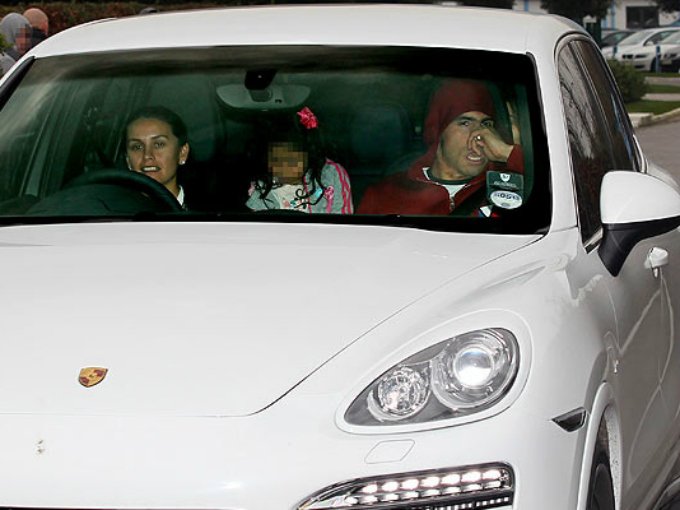 Carlos Tévez con su familia en un Porsche Cayenne que puede llegar casi a los 200 mil euros.