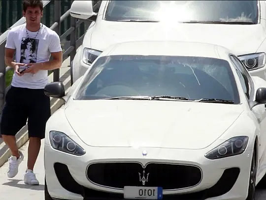 Aparte de los autos que recibe en Barcelona por patrocinios, Messi conduce un Maserati MC Stradale.