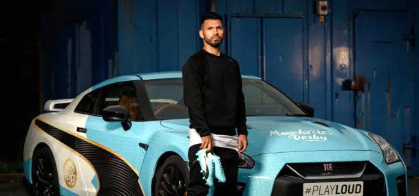 El Kun Agüero mandó hacer su Nissan G-TR con los colores del Manchester City.