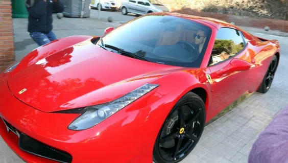 Ferrari 458 Spyder es una de las muchas joyas guardadas en el garage de Neymar.