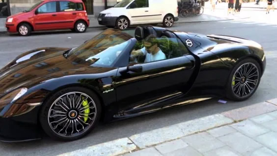 Un Dios como Zlatan solo tiene lo mejor, entre eso un Ferrari Monza SP2 y un Porsche 918 Spyder.