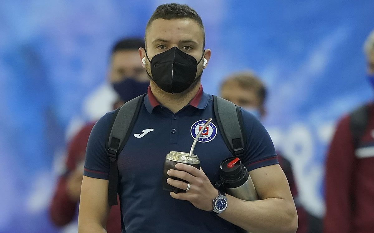 El jugador celeste llegando al Azteca con todas las medidas de sanidad. (Imago 7)