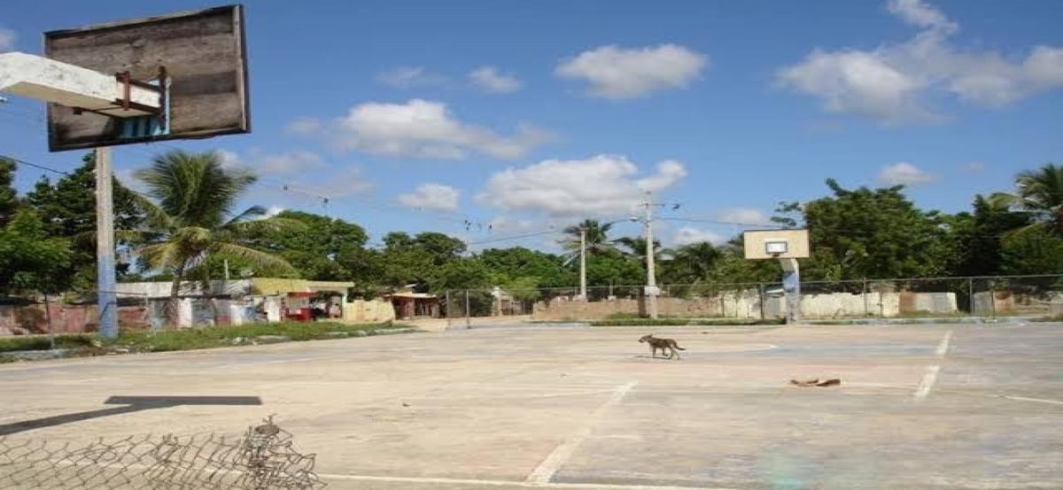 Maestra de Yucatán da clases en cancha de basquetbol