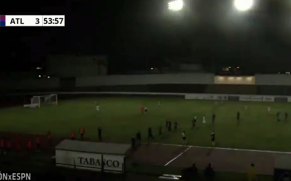 Hubo un apagón tras el cuarto gol del Atlante. (Captura)