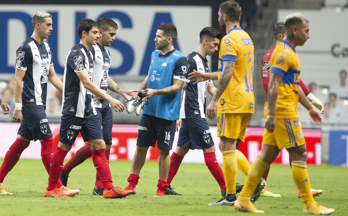 Tigres y Rayados tuvieron contacto en el Clásico Regio. (Foto: Mexsport)