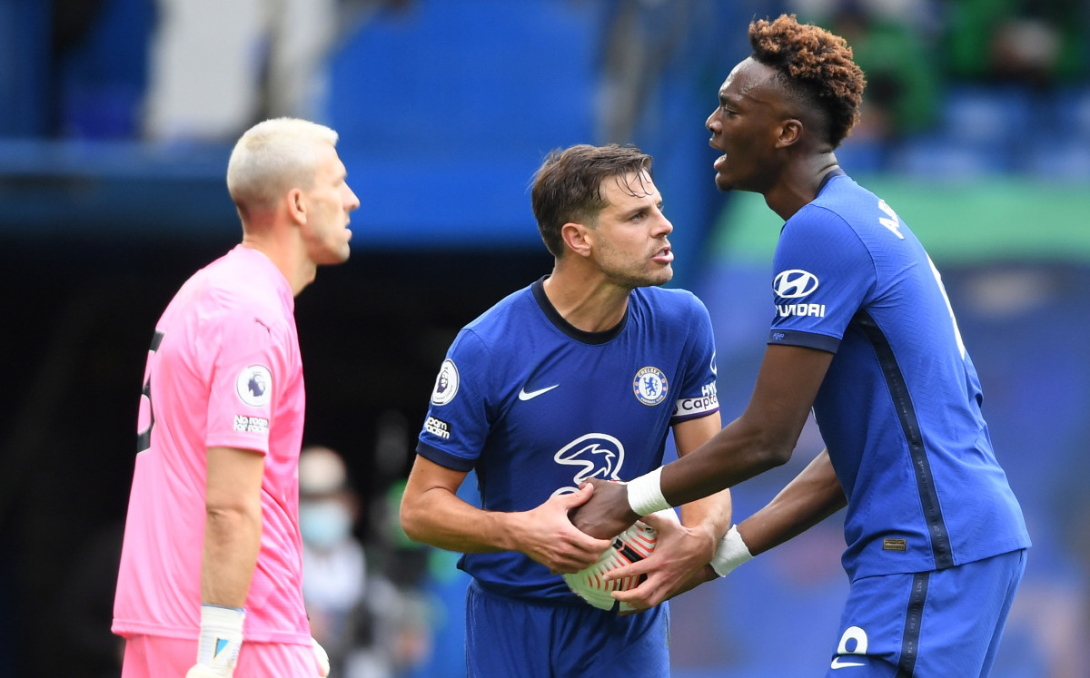 Tammy Abraham quiso cobrar el segundo penal del Chelsea. (FOTO: EFE)