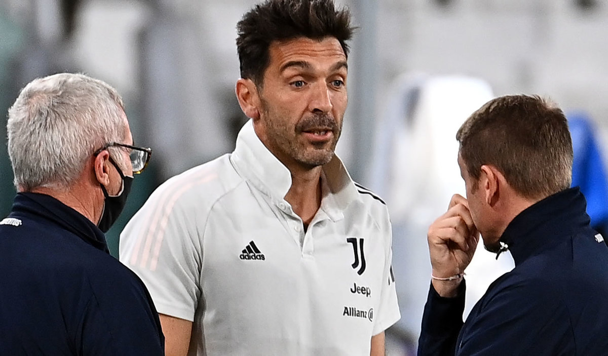 Gianluigi Buffon con algunos comisarios de la Serie A en el juego que nunca empezó entre Juventus y Napoli. (AFP)