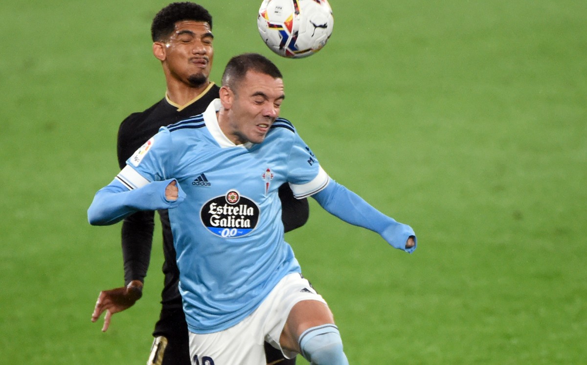 El mexicano Néstor Araújo no jugó contra Osasuna. En la imagen Iago Aspas frente al Barcelona. Foto: AFP