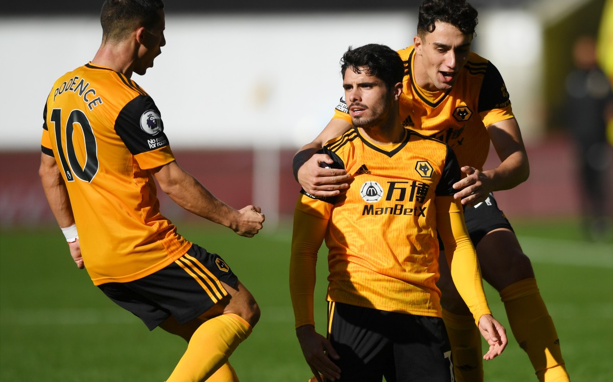Pedro Neto fue felicitado por su compañeros por su gol ante el Fulham. FOTO: AFP.