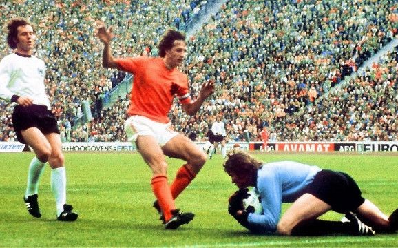 Franz Beckenbauer observa a Cruyff en una jugada de la Final de 1974